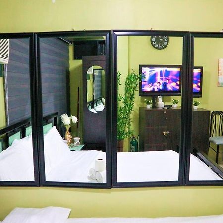 Stylish Luxe Apartment Very Near Makati Square Manila Exterior photo